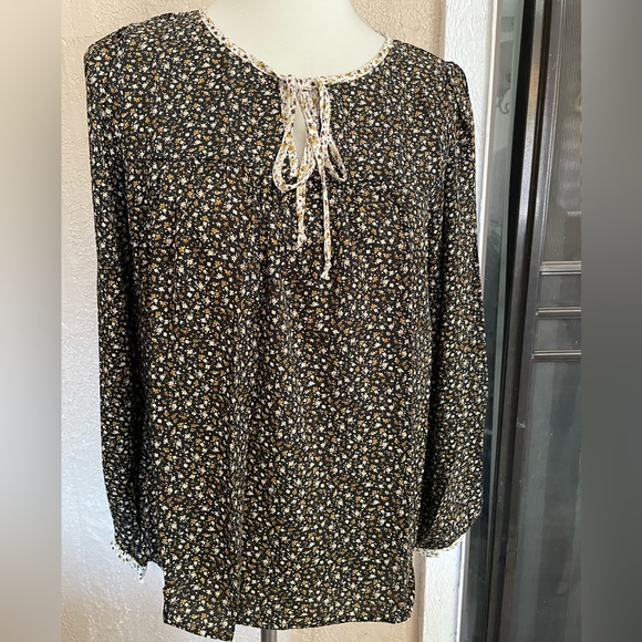 Cute Floral Top - Picture 2 of 7